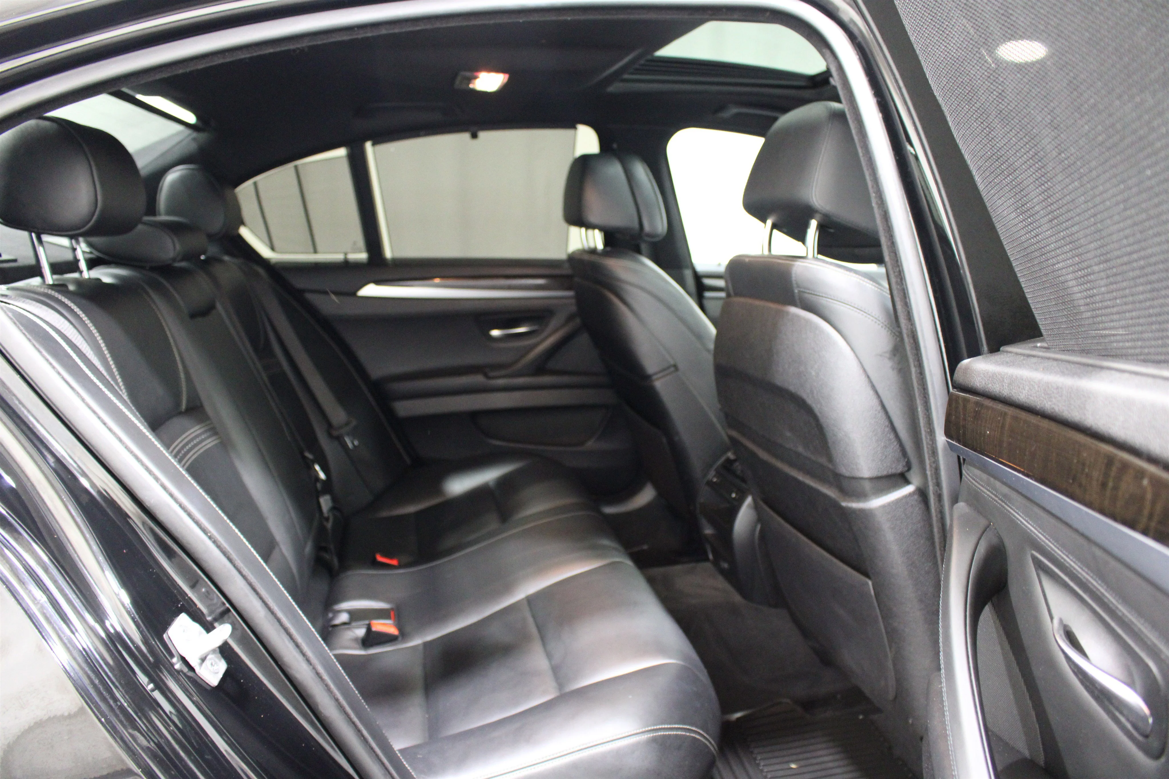2016 BMW 5 Series 550i - Photo 26