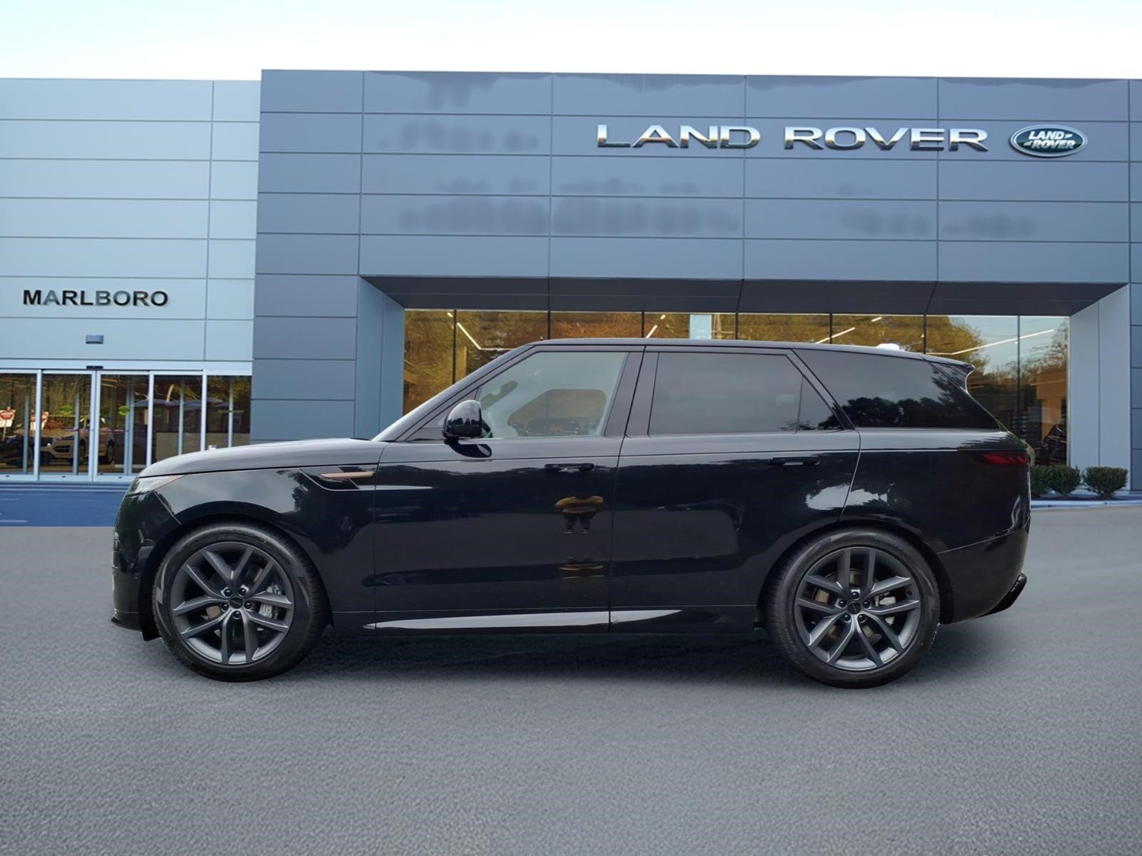New 2026 Santorini Black LAND ROVER Dynamic SE image 6