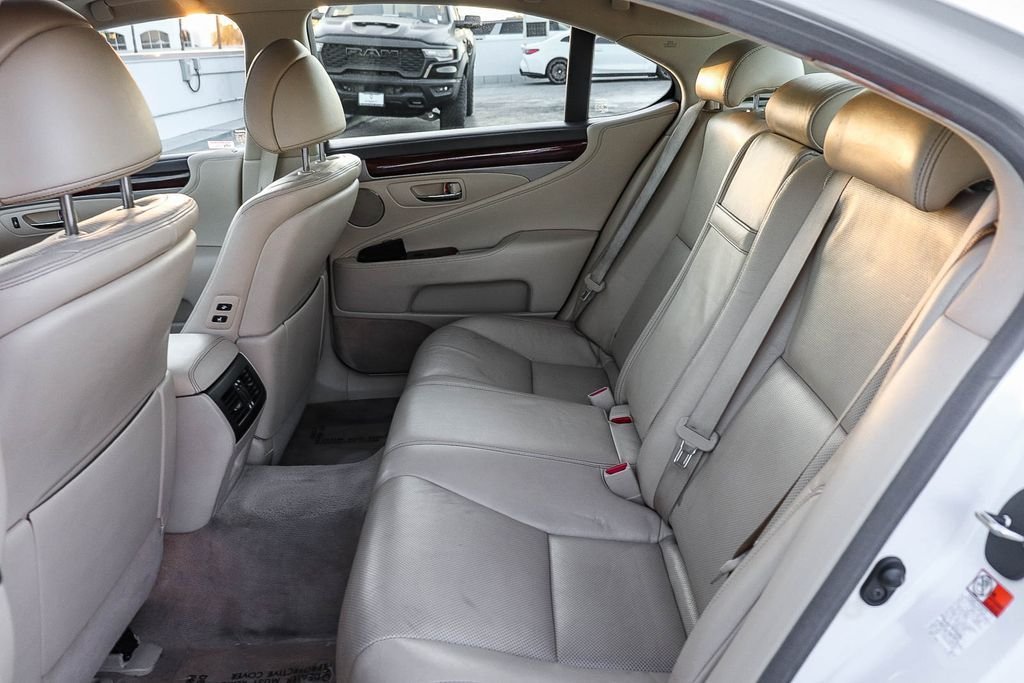 Used 2016 White Pearl Lexus 460 image 23