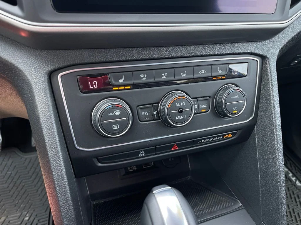 Used 2019 Pacific Blue Metallic Volkswagen 3.6L V6 SE image 13