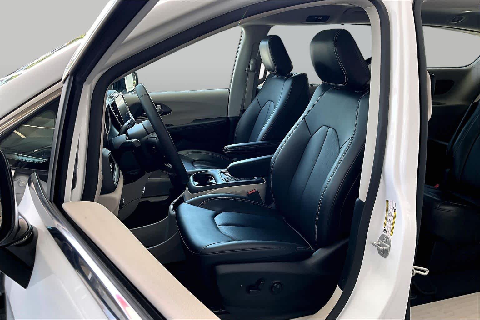 Pre-Owned 2024 Chrysler Pacifica Touring L