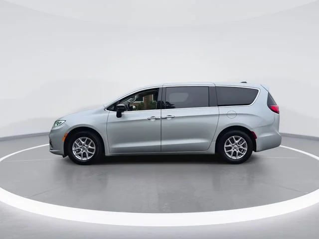 Used 2024 Silver Chrysler Touring L image 5