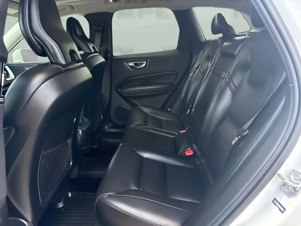 Used 2019  Volvo Momentum image 12
