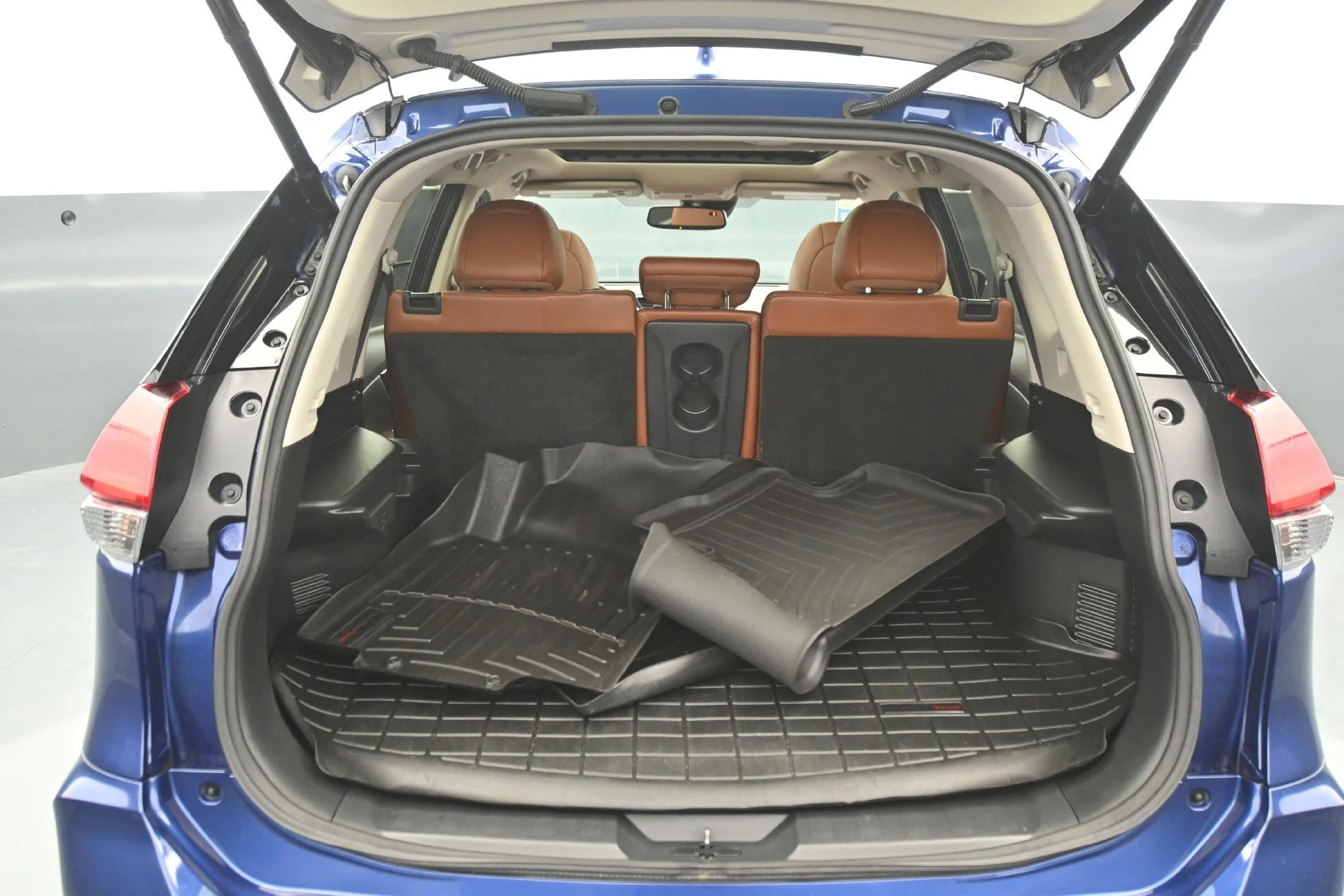 Used 2017 Caspian Blue Nissan SL image 18