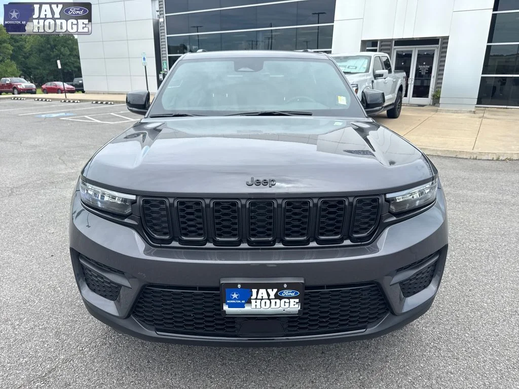Certified Used 2025 Metallic Jeep Altitude image 11
