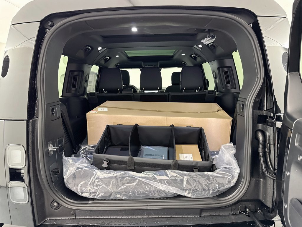 New 2026 Santorini Black Land Rover S image 27