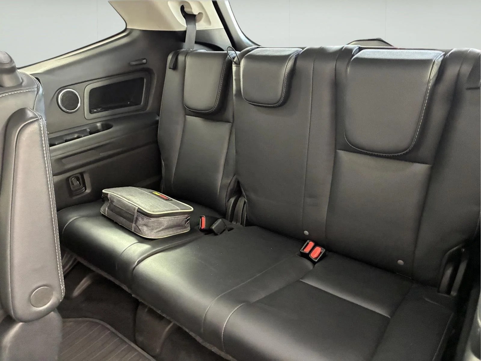 Used 2022 Crystal White Pearl Subaru Touring image 23