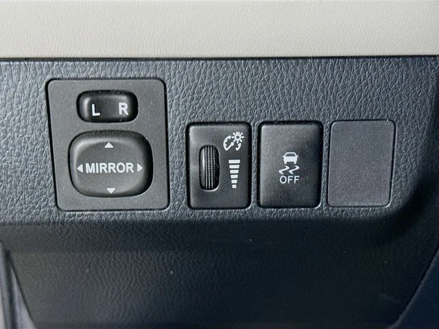 Used 2014 Gray Toyota LE image 10