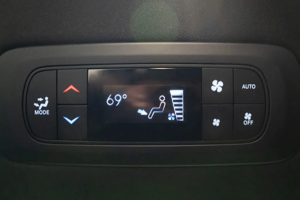 Used 2025 Diamond Black Crystal Pearlcoat Chrysler Select image 9