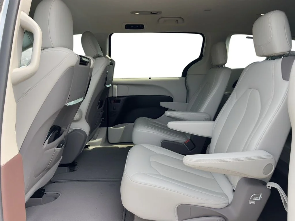 Used 2020 White Chrysler Touring L Plus image 7
