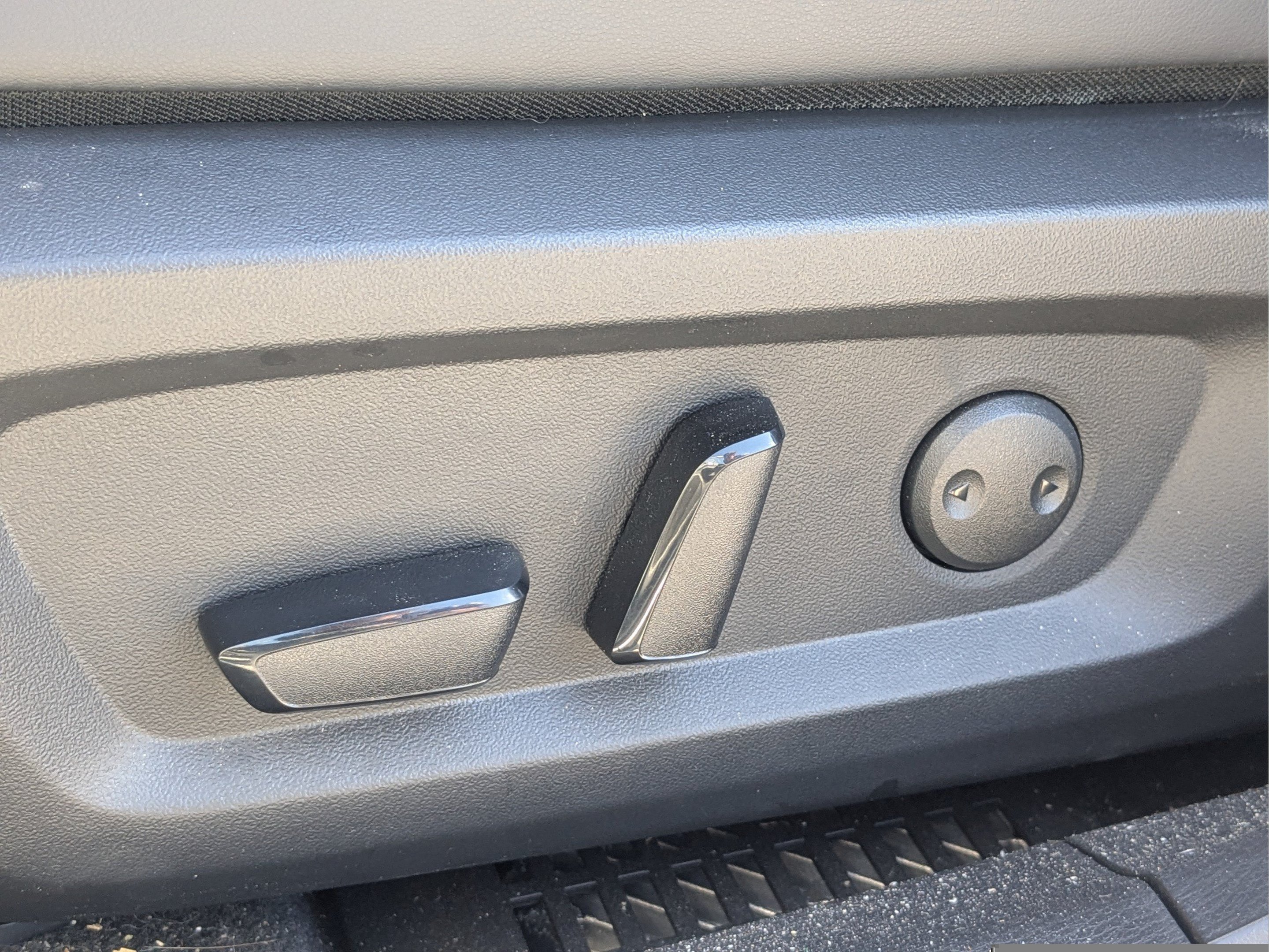 Used 2025 White Mitsubishi SE image 19