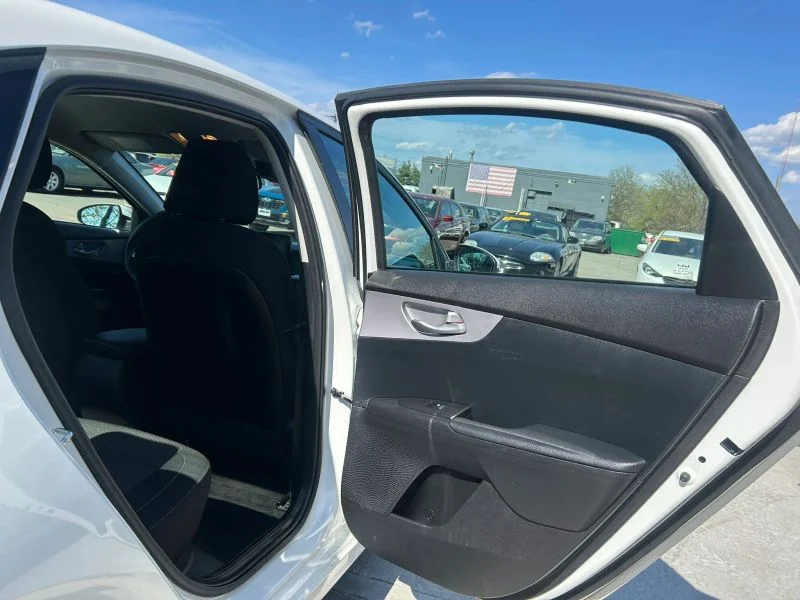 Used 2023 White Kia LX Sedan 4D image 21