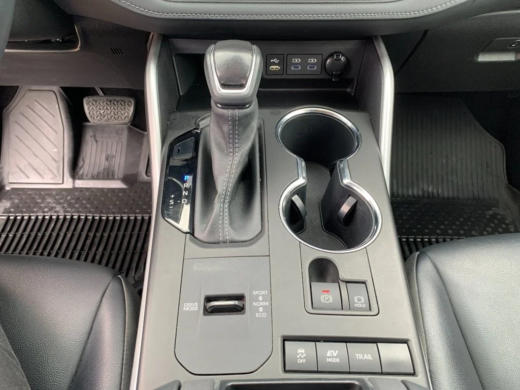 Used 2022 Silver Toyota XLE image 28