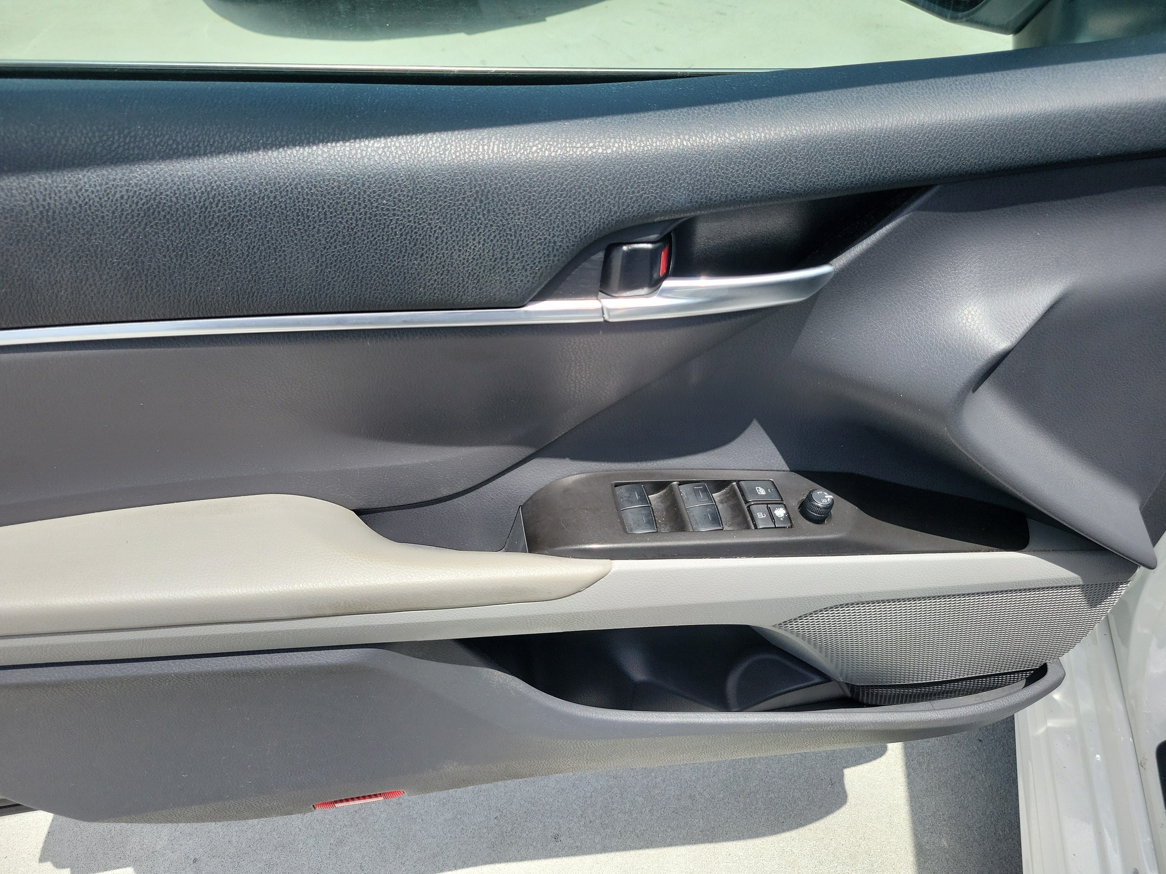 Used 2023 Ice Toyota SE image 18
