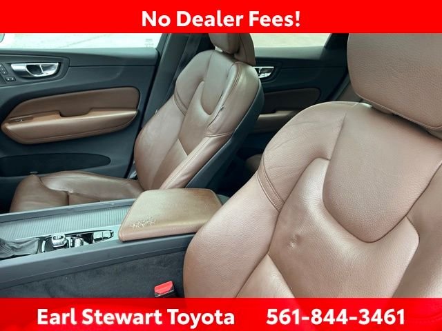 Used 2019 White Volvo T5 Momentum image 27