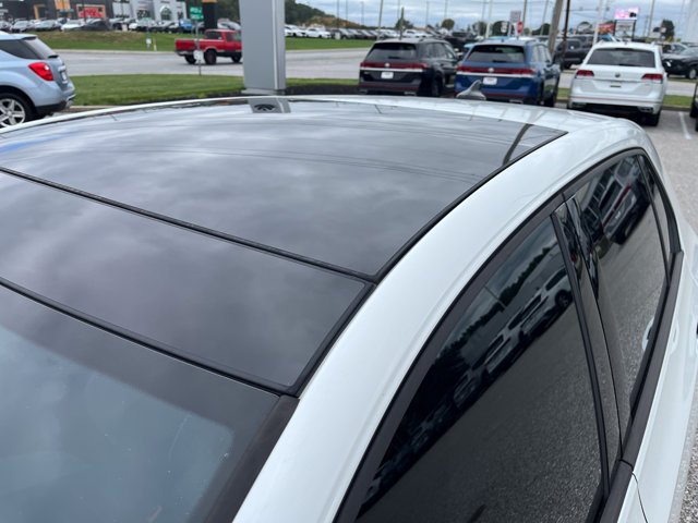 Used 2022 White Volkswagen Autobahn image 3
