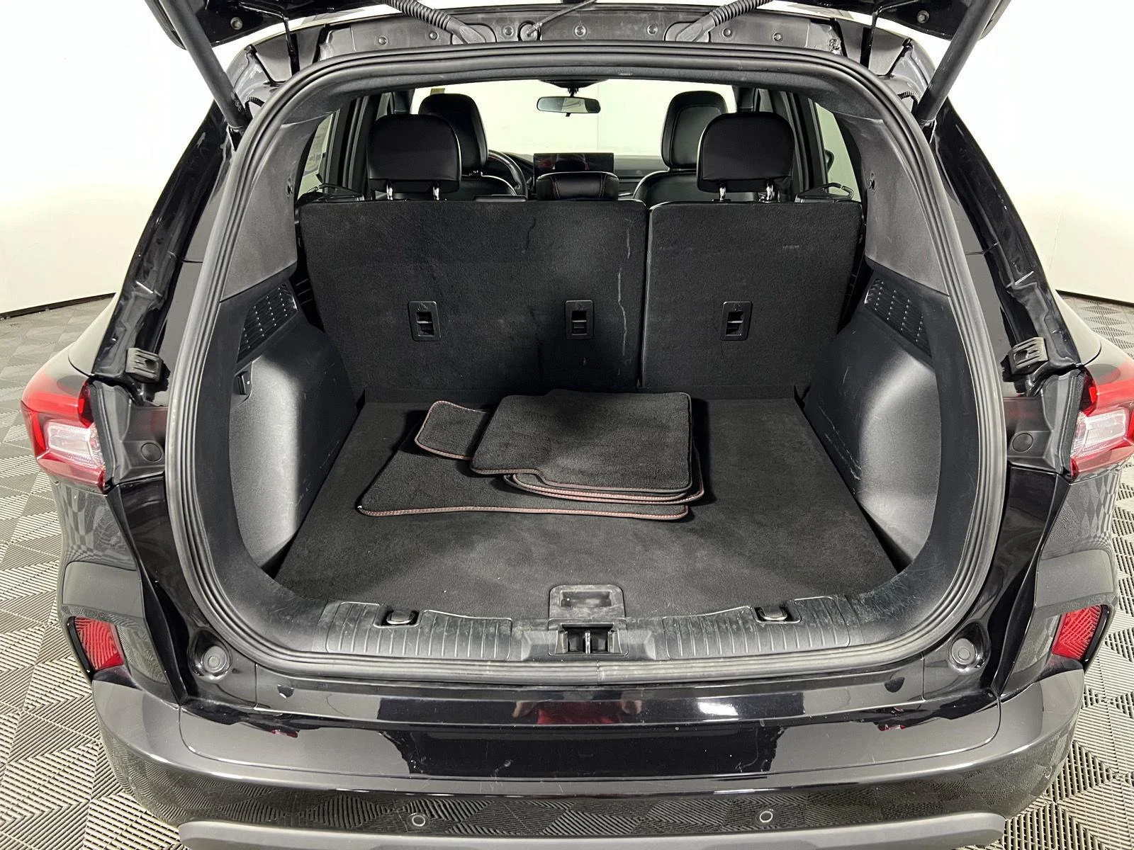 Used 2023 Agate Black Ford ST-Line image 4