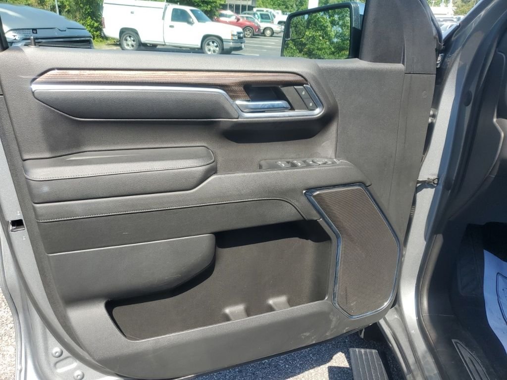 Used 2023 Gray Chevrolet LT image 17
