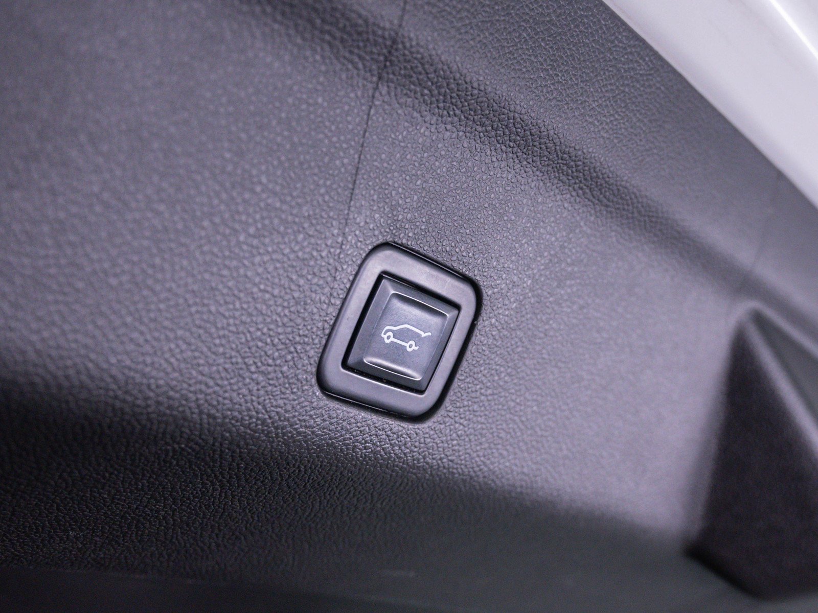 Used 2022 White Frost Tricoat GMC SLT image 9