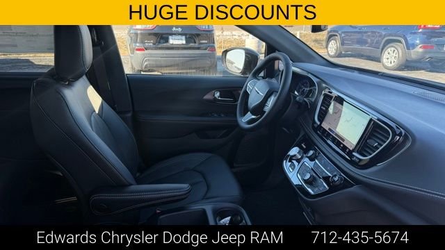 2026 Chrysler Pacifica Select - Photo 31