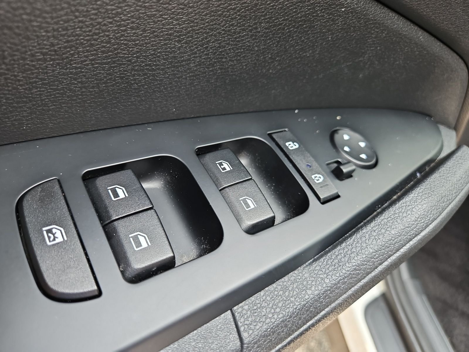 Used 2025 White Kia LX image 22