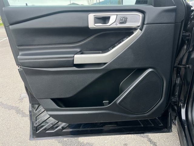 Used 2022 Black Metallic Ford Limited image 17