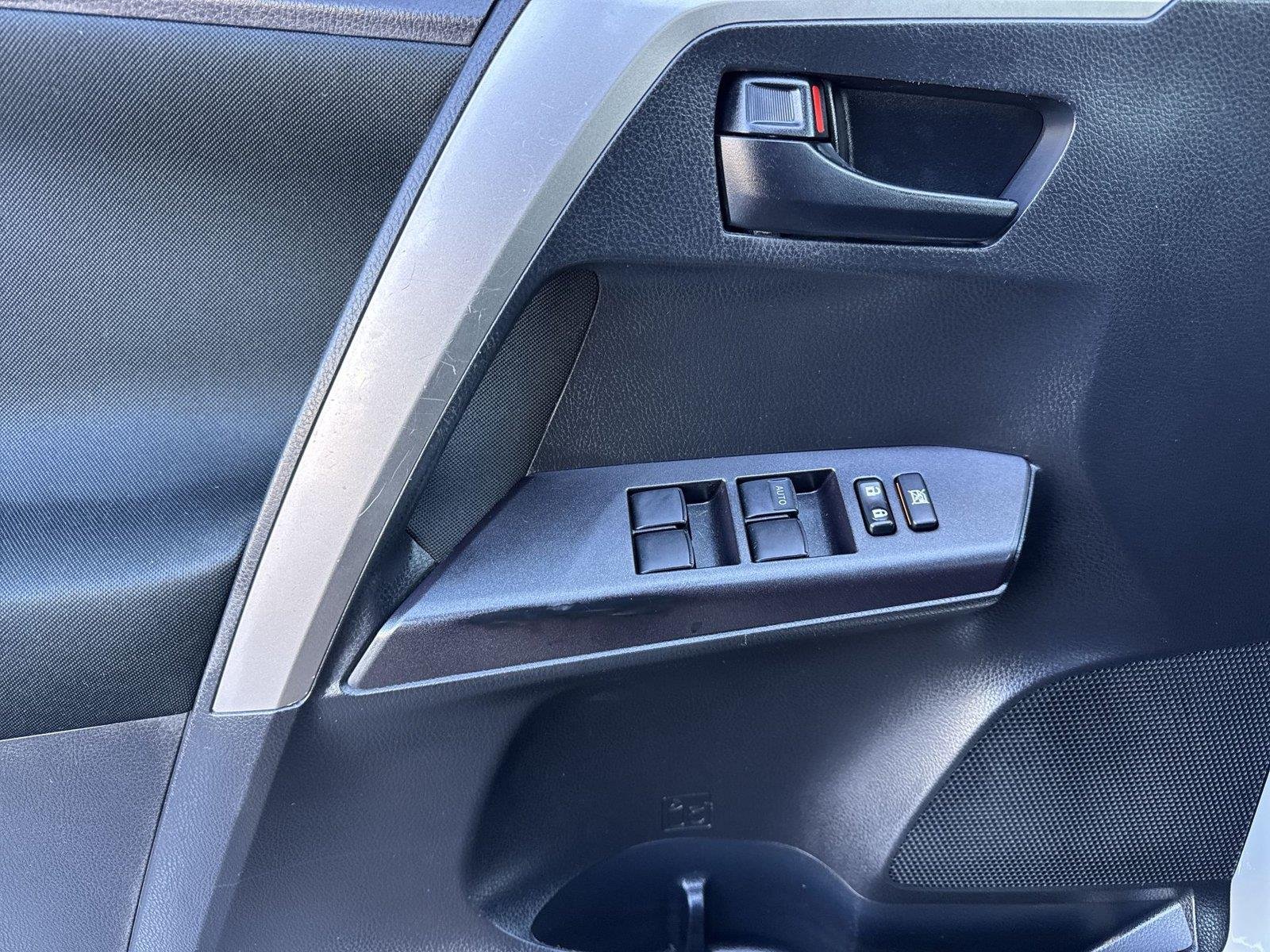 2017 Toyota RAV4 LE - Photo 26