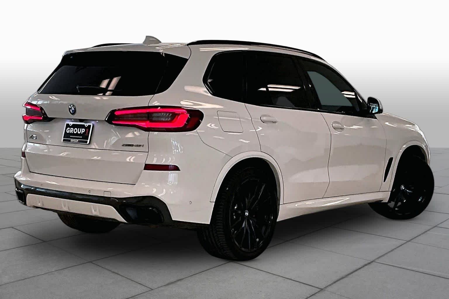Used 2022 Alpine White BMW sDrive40i image 12