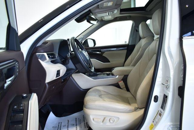Certified Used 2020 BLIZZARD PEARL Toyota  image 20