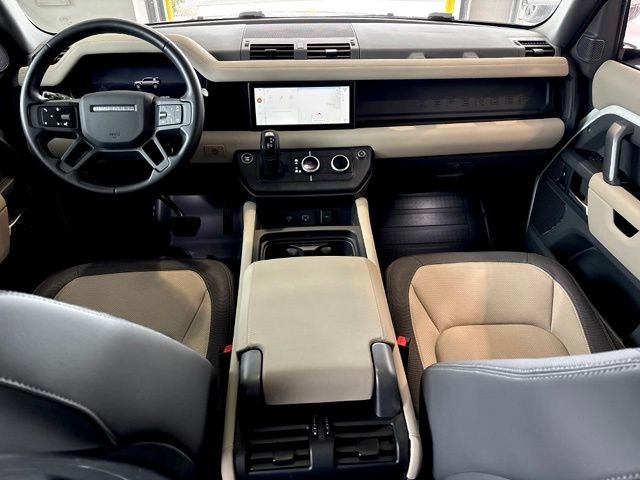Used 2024 White Land Rover X-Dynamic SE image 17