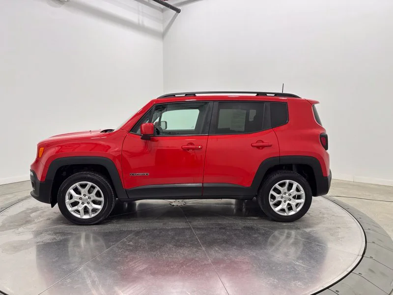 Used 2018 Red Jeep Latitude image 4