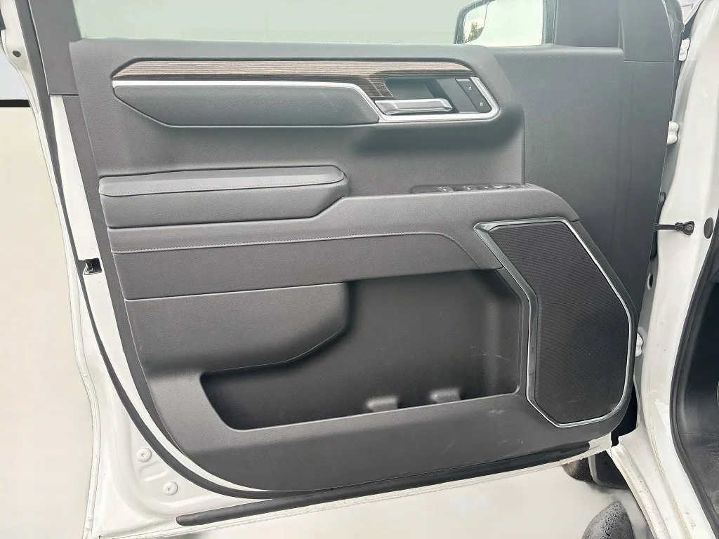 Used 2025 Summit White GMC Elevation image 33