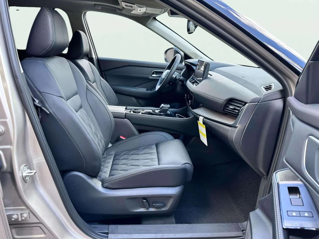 New 2026 Champagne Silver Metallic / Super Black Two-tone Nissan Platinum image 17