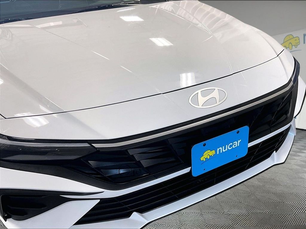 Used 2025 White Hyundai SEL Sport image 24