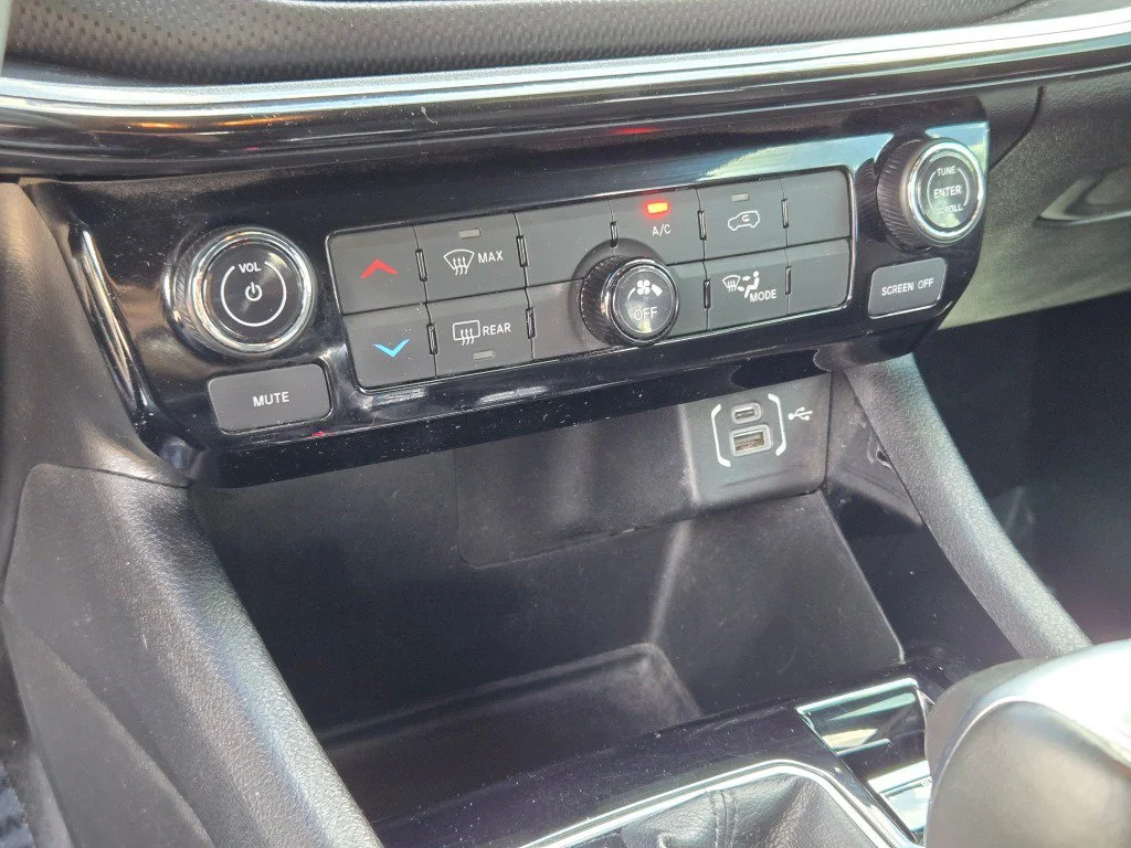 Used 2024 Gray Jeep Latitude 4x4 image 27