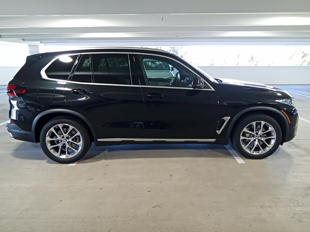 Used 2025 Black Sapphire Metallic BMW xDrive40i image 4