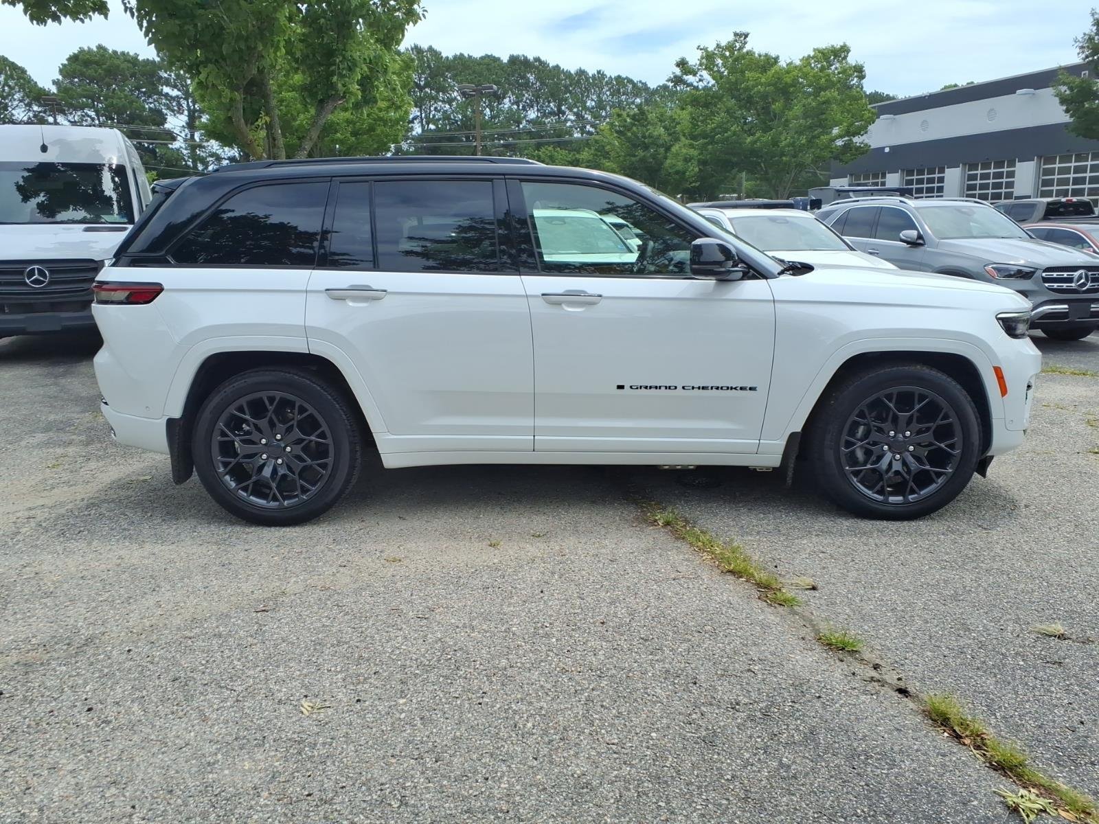 Used 2025 Bright White Clearcoat Jeep Summit Reserve image 5