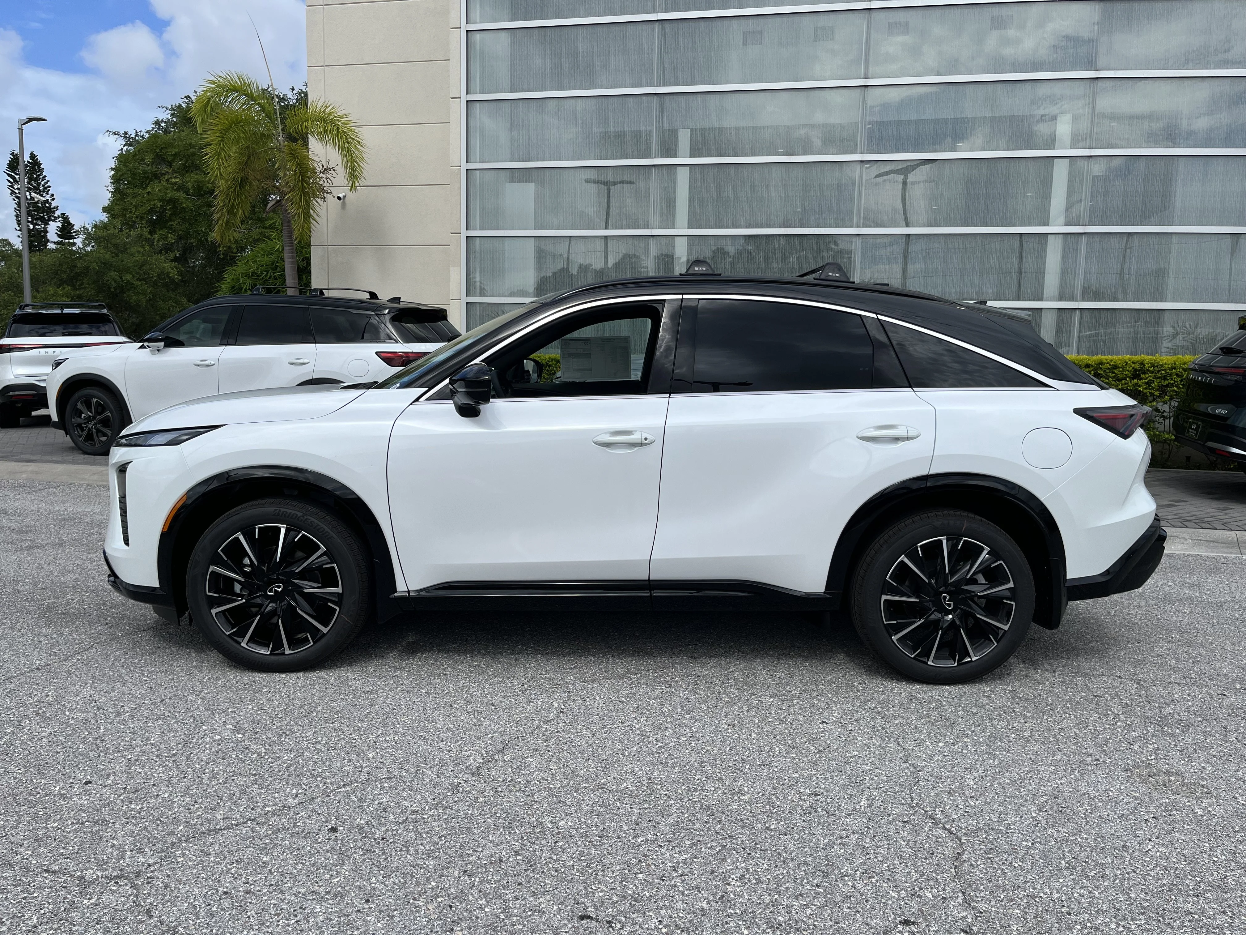 New 2027 Radiant White/Black Obsidian INFINITI AUTOGRAPH image 2