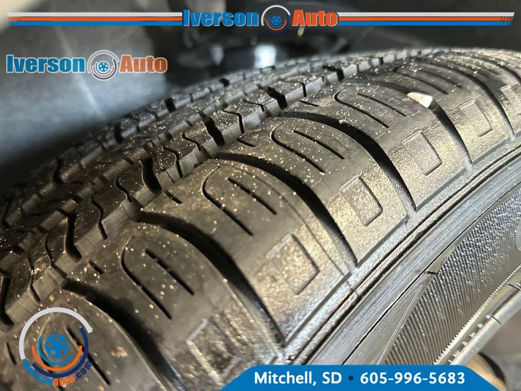Used 2025 Ceramic Gray Clearcoat Chrysler Limited image 12