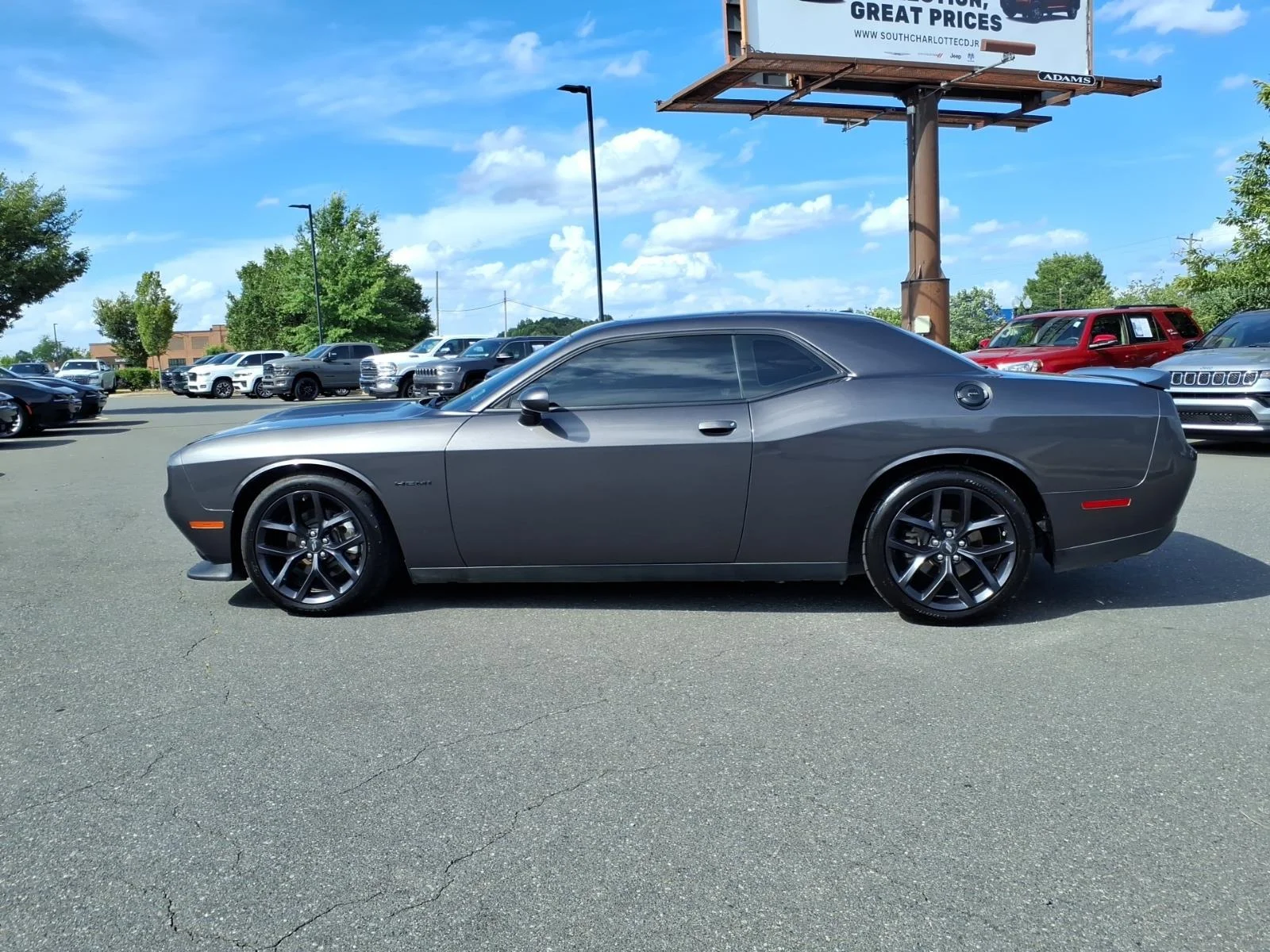 Used 2022  DODGE RT image 3
