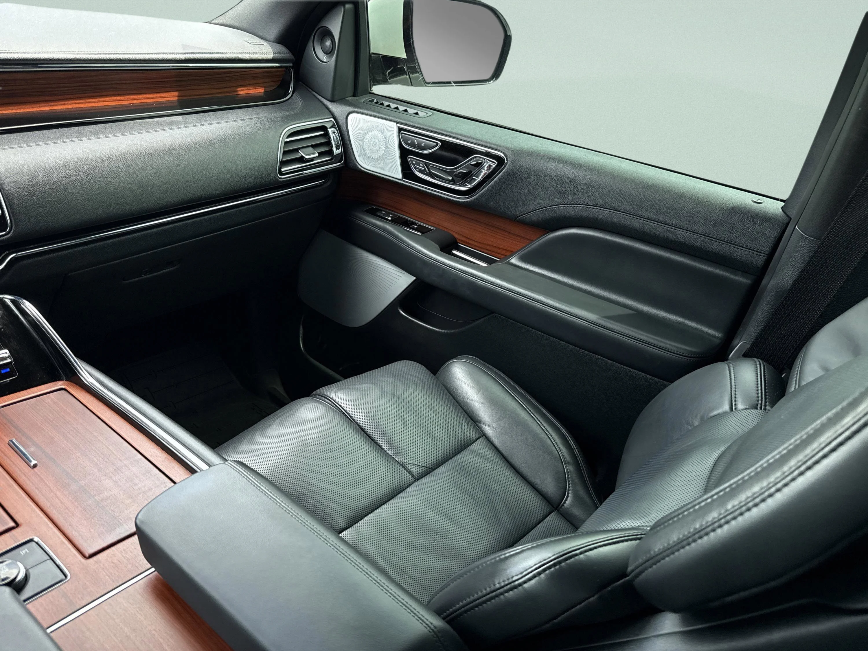 Used 2024 Pristine White Metallic Tri-Coat Lincoln Reserve image 38