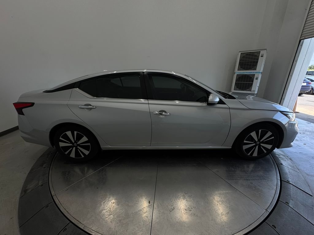 Used 2022 Brilliant Silver Metallic Nissan 2.5 SV image 15