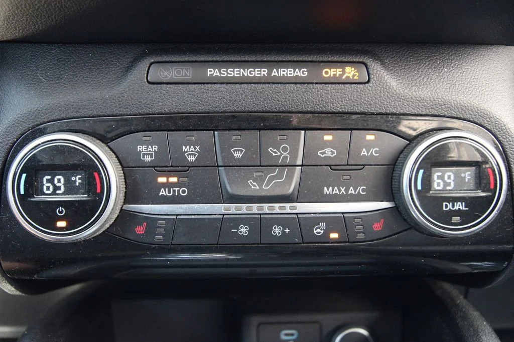 Used 2021 Red Ford SE image 29