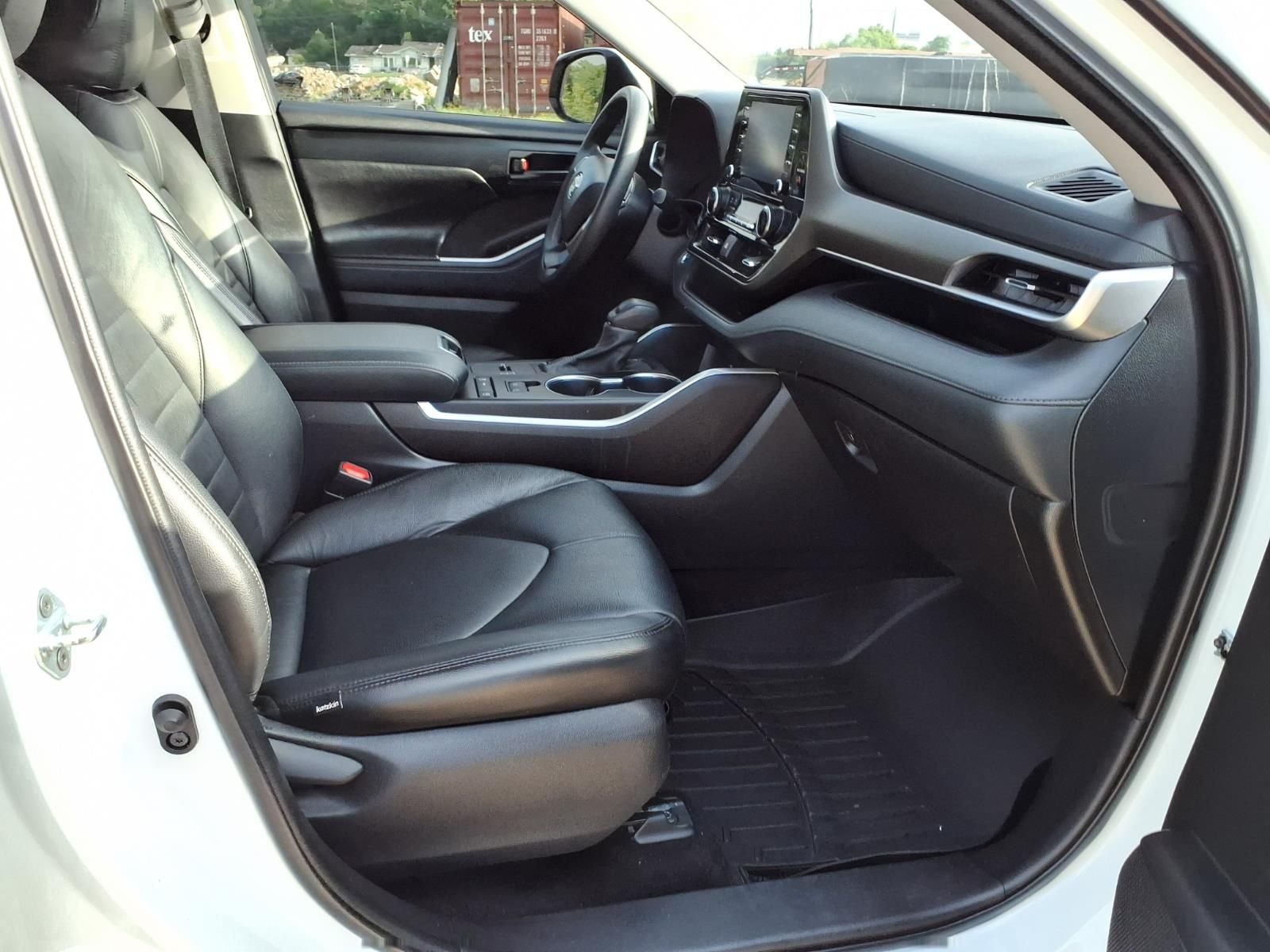 Used 2022 Pearl Toyota L image 19