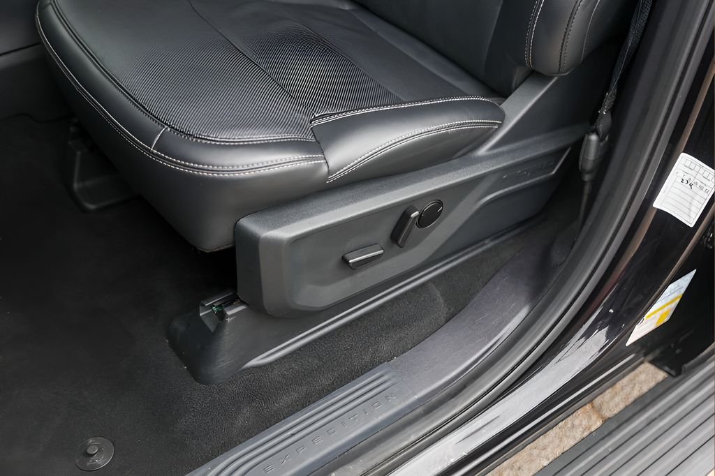 Used 2025 Black Ford Platinum image 7
