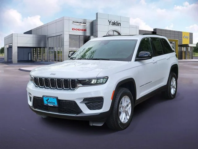 New 2026 Bright White Clear-Coat Exterior Paint Jeep Laredo X image 2