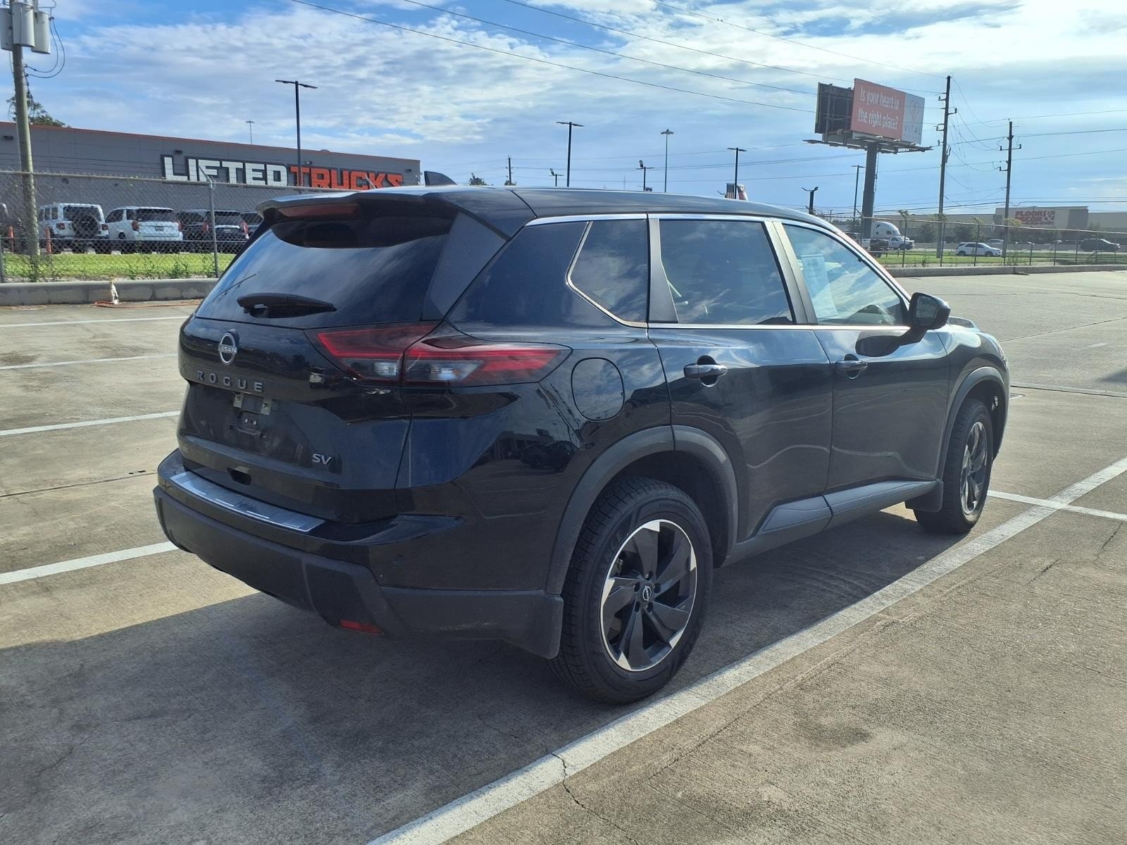 2024 Nissan Rogue photo 2 of 25
