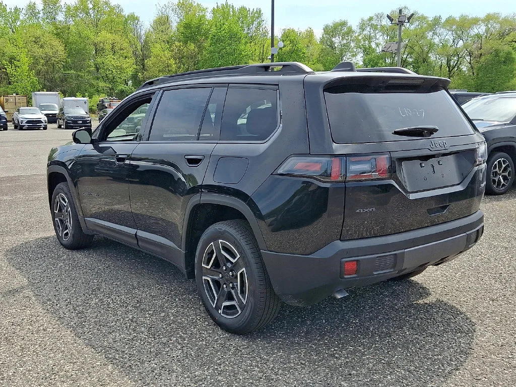 New 2026 Diamond Black Crystal Pearl-Coat Exterior Paint Jeep Laredo image 6