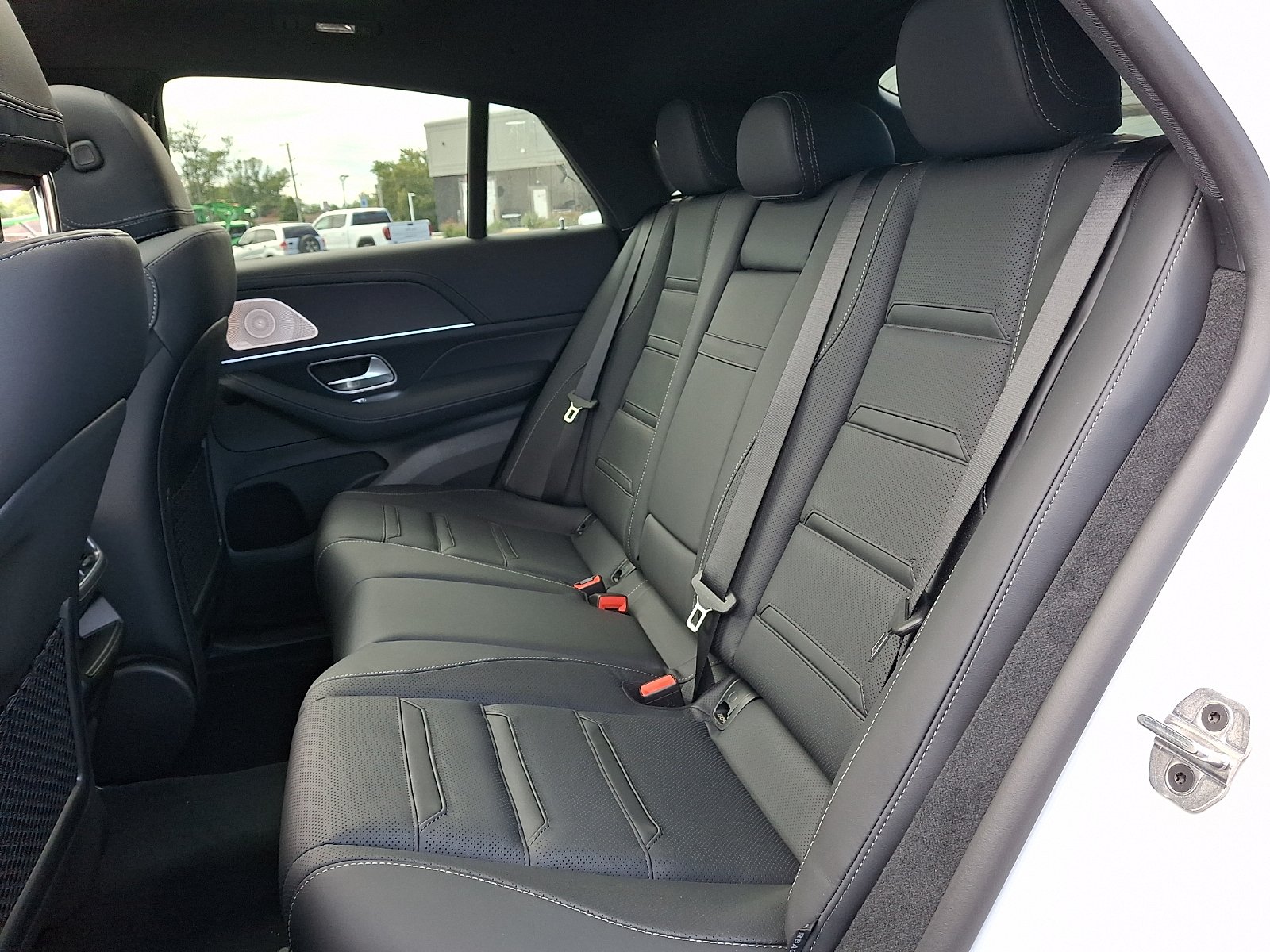 New 2027 MANUFAKTUR Moonlight White Metallic Mercedes-Benz AMG® GLE 53e 4MATIC+ Coupe image 8