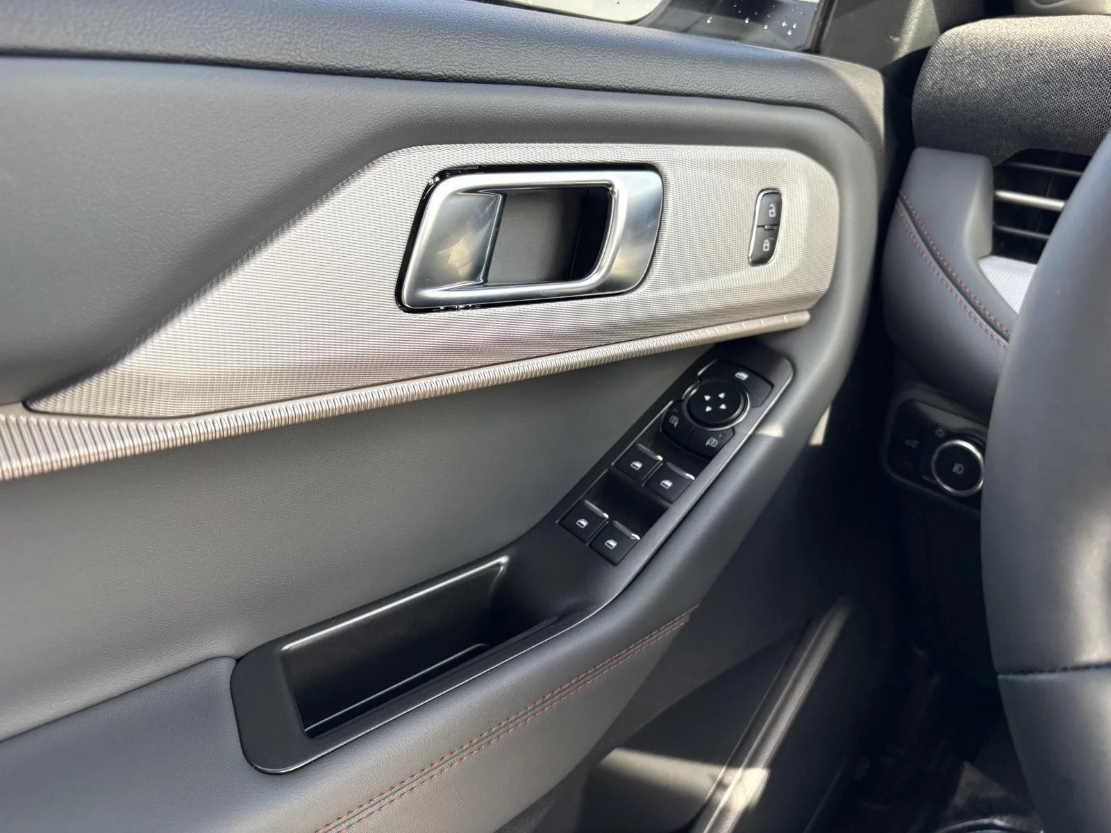 2026 Ford Explorer Active - Photo 13